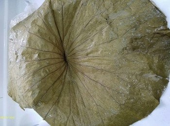 step2: 荷葉可以喺菜檔買到，記得洗乾淨，再用熱水淥。