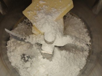 step1: 室溫軟化無鹽奶油與過篩的糖粉一起拌勻~可以用手持攪拌機~調理機甚至是直接手拿具拌勻