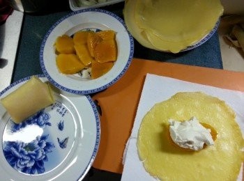 step7: 取一塊麵皮，放入一塊芒果，再搽上忌廉,包成四方型即可