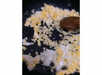 step3: 稍微炒香之後就把蒜米放進去炒香