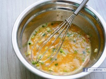 step3: 洋蔥和火腿切碎，加入蛋液中拌勻。
