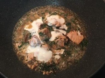 step6: 蒜頭顯色後放入蒔蘿、白酒、烹飪淡奶油和切塊狀的鮭魚及切碎的巴西里煮滾後加入檸檬汁並調味。