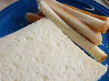 step1: 先將麵包去皮。