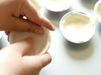 step8: 取一塊酥皮放到撻模中，把酥皮由內向外壓開至整個撻皮厚度平均。