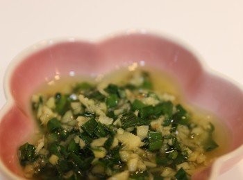 step3: 薑蓉做法：
下油後加入薑及鹽快炒，熄火加入蔥