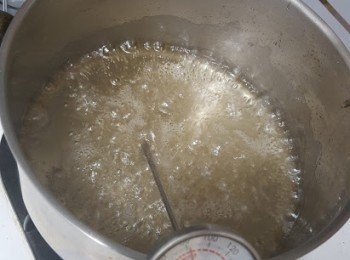 step2: 白砂糖、鹽、麥芽糖和清水放入鍋中，小火加熱，用木勺攪拌把糖煮溶，小火煮約10分鐘