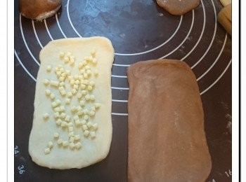 step4: 將原味及朱古力麵團分別輕輕按壓排出空氣, 擀成16X8cm的長方形。在原味麵團上放香蕉粒粒JAM, 再放上朱古力麵團, 並排出中間的空氣。