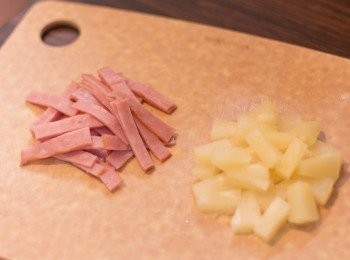 step2: 罐頭菠蘿切粒，火腿切約1吋長條