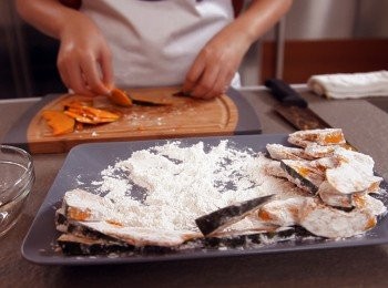 step2: 將南瓜片札上麵粉或栗粉