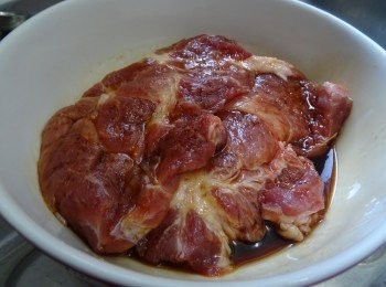 step2: (1）醃料調勻(油後下)， 待數分鐘讓糖溶化。       (2）豬扒解凍， 抹乾， 用鬆肉鎚鎚鬆兩面m 每件豬扒沾上醃料, 最後下1湯匙油撈勻， 把豬扒醃2-3小時。   /