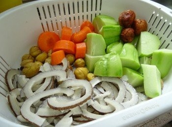 step2: 印度椰子1個（檔販代切片）
合掌瓜2個（切件）
紅甘筍1條（切件）
栗子15粒
蜜棗3粒
<a href="https://bit.ly/3kLFTWO" target="_blank" data-keyword="雞腳" class="guide-link"><strong>雞腳</strong></a> <span style="display:inline-block;vertical-align:middle;margin-top:-3px;color:initial;border-radius:3px;padding:2px 3px;font-size:12px;line-height:14px;background:#87d300;color:#fff;">即買</span> 8隻