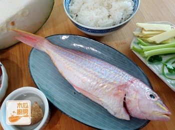 step1: 柳梅豬肉用<span class="group_2">醃料</span>醃15分鐘；紅衫魚洗乾淨抹乾，備用