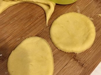 step6: 取出麵團，用麵棍㨴平麵團約1.5 cm，用撻模裁好尺寸成小圓皮，鋪平放入撻模，用手指推壓撻皮團至鋪平整個撻模。