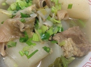 step4: 將煎香了表面的牛腩原條放入己煮淋的蘿蔔湯內，大火15分鐘轉小火30分鐘關火加塩粒入湯內調味待吃時才切塊