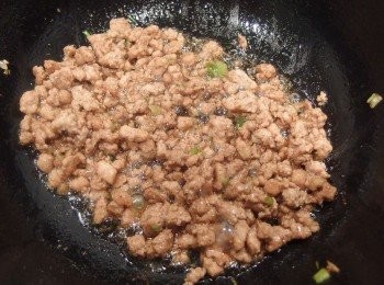 step5: 將豬絞肉炒至焦香狀。