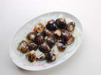 step3: 再將蛤蜊放入。