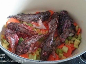 step3: 放魚及滾水，轉大火將湯滾起