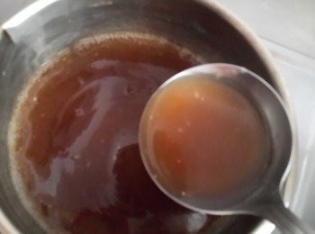 step2: 20分鐘後將茶包撈起丟掉~

放500cc的仙草汁加入適當的黑糖攪拌均勻

ps可以留一半的仙草汁冰冰箱用喝的也很棒喔