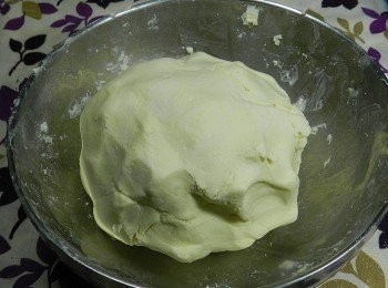 step9: 將<span class="group_2">外皮</span>的材料放在一起~揉成耳垂軟度的麵團