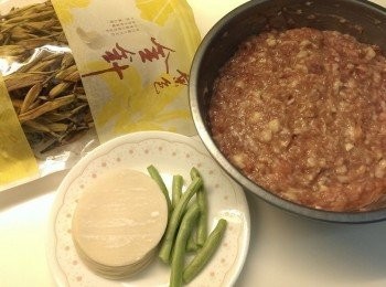 step1: 把蝦挑蝦腸後成泥混合荸薺調味