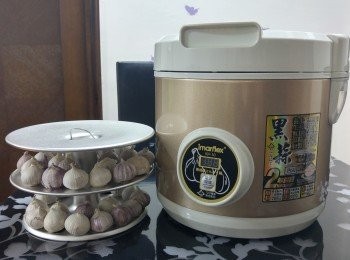 step7: 有咗伊馬牌黑蒜機， 衹要放入獨子蒜粒， 按一次鍵， 就會自動煮出完美黑蒜