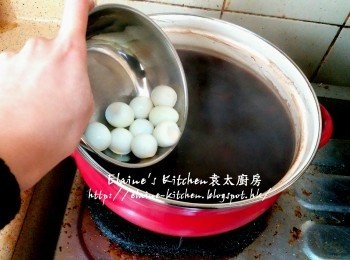 step8: 1小時後將魚袋盛起去掉 , 加入鵪鶉蛋 , 再蓋上蓋繼續用慢火煲15分鐘