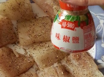 step4: 再灑上呆椒鹽醃30分鐘待入味