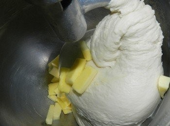 step2: 加入奶油，再繼續攪拌至奶油被吸收