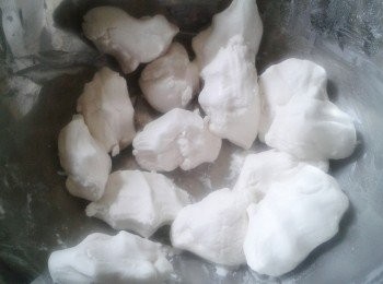 step2: 將糯米粉及暖水拌勻成粉糰，分成小份，蓋上濕布蓋以防粉糰變乾