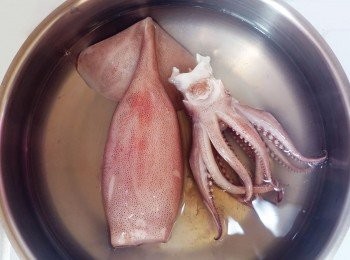step2: 水開始滾,就加料理酒, 米醋及處理好的魷魚.
魷魚川燙完, 快速放進冷水中降溫.