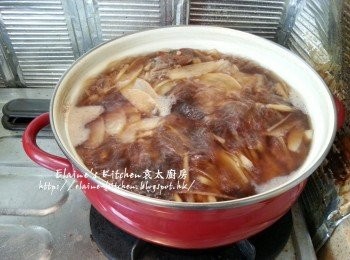 step6: 加入貢梨片拌勻繼續用中火煲15分鐘至滾起