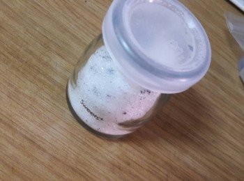 step6: 把另一半的糖加入後 , 蓋上蓋子