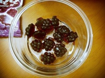 step2: 一小包軟糖有12顆~可以做兩杯呢!把軟糖放入可以微波的容器內倒入30cc的水~