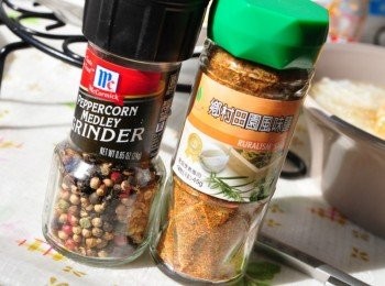 step7: 另外準備了兩種調味鹽~七彩胡椒鹽、鄉村田園風味鹽輕輕灑些在烤好的腿排上層