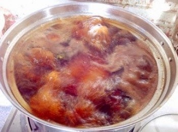 step3: .然后再把鸡（全只）放入锅内关盖，大火煮滚，关火立即拿起放进（熄火再煮锅）外锅里（保温）两个钟，全鸡拿起，凉后斩件上碟，卤汁打芡后淋在鸡肉上，即可享用。