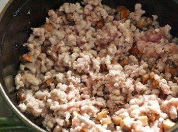 step3: 下豬肉炒 3 分鐘至半熟。