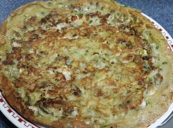 step10: 可重覆多一次步驟8&9,將蠔仔餅煎至理想的顏色，再用平底碟倒扣在平底鍋內，反轉平底鍋，就可將煎好的蠔仔餅扣在碟上