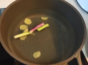 step1: 小鍋中放入適量水、薑、蔥條及米酒，開大火煮滾