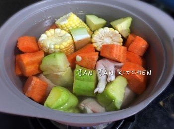 step2: 以上材料加入鍋內，加入水1500毫升煮滾，水滾中火煮15分鐘後，收小火煲1小時，有需要可加入鹽調味。成品大概有4碗。