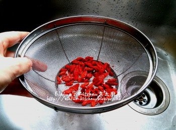 step4: 期間將杞子用水沖洗乾淨及瀝乾