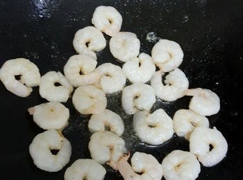 step4: 煎蝦仁兩面轉色或8成熟後上碟