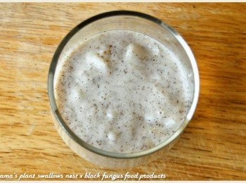 step2: 撕開黑木耳米布丁的封膜，將內容物直接填入至玻璃杯1/2滿。