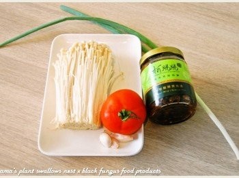 step1: 準備金針菇、青檸酸辣黑菇醬、牛番茄、蒜頭與青蔥等<span class="group_1">食材</span>。