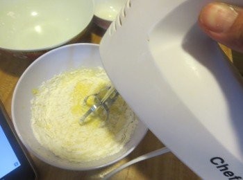 step5: 将水、油、细砂糖、盐、香草精加入蛋黄中，用电动打蛋器低速搅匀（时间大概在8秒左右即可，），加入过筛后的粉类，直接用没打开的电动打蛋器先稍稍搅匀，以免粉类飞散