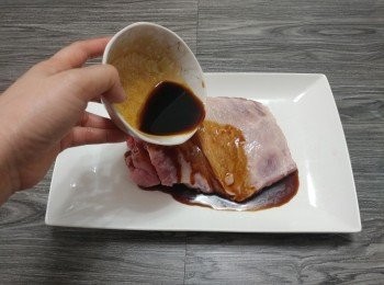 step1: 將<span class="group_2">醃料</span>塗抹整件骨， 醃30分鐘