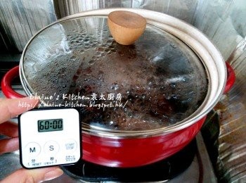 step6: 蓋上蓋轉慢火煲1小時至黑糯米及紅豆腍身 (期間要定時睇火 , 小心滾瀉)