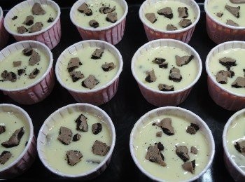 step6: 將麵糊均勻放入馬芬杯中，每個約8分滿，然後將第二包大雷神捏碎，撒在麵糊上，(烤箱事先180度預熱10分鐘)，入烤箱烤20~25分(中間需舀轉一下烤盤，顏色才會上勻)拿竹籤插入蛋糕中，如果不沾就完成囉~~