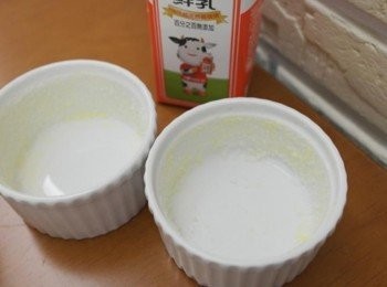 step2: 烤杯內側先用奶油塗上並且均勻的灑上砂糖~多餘的砂糖可以拍掉!!放入冰箱冷藏備用!!