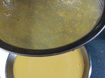 step8: 倒入蒸碟前再過一次篩確保沒有粉粒