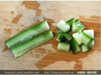 step4: 將小黃瓜充分洗淨後，分切成小塊狀備用。